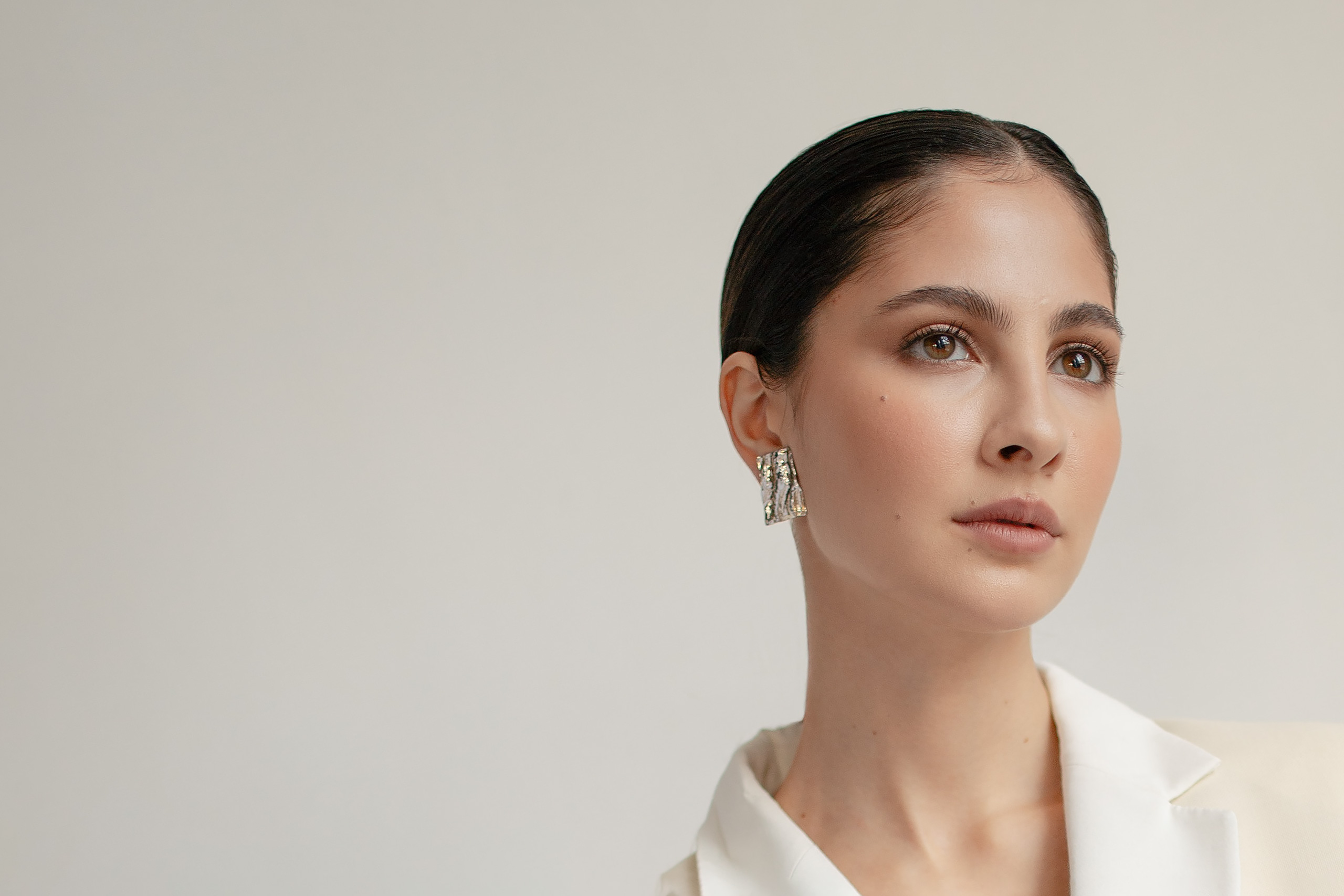 Bild einer schwarzhaarigen Frau nach einer Gesichtsbehandlung